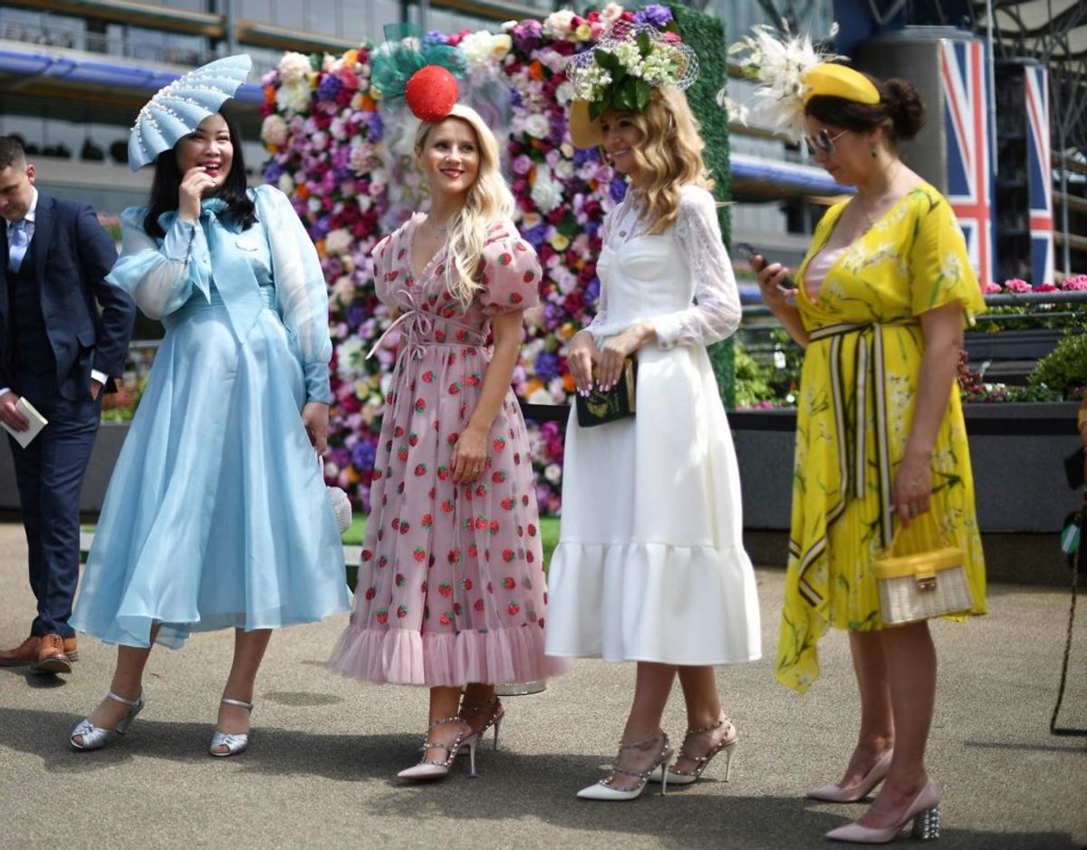 Kjoler fylder en hel del ved Royal Ascot. Også for disse tilskuere.
Foto: DANIEL LEAL-OLIVAS / AFP