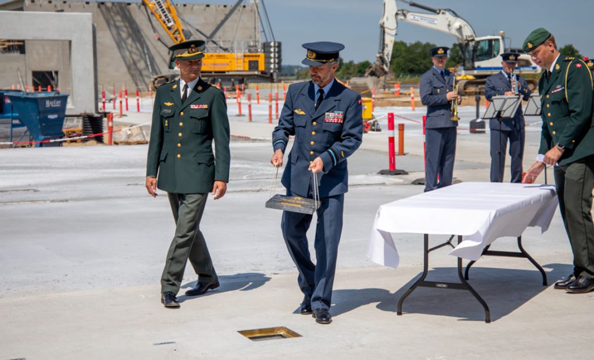 Kronprins Frederik nedlægger grundstenen ved F-35 Campus i Skrydstrup. Foto: Simon Elbeck / Forsvaret