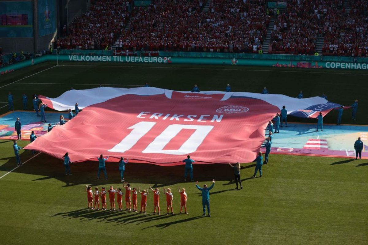Hyldest til Eriksen før kampen mod Belgien. (Photo by HANNAH MCKAY / POOL / AFP)