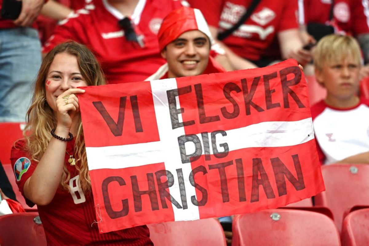 Hyldest til Eriksen før kampen mod Belgien. (Photo by Jonathan NACKSTRAND / POOL / AFP)
