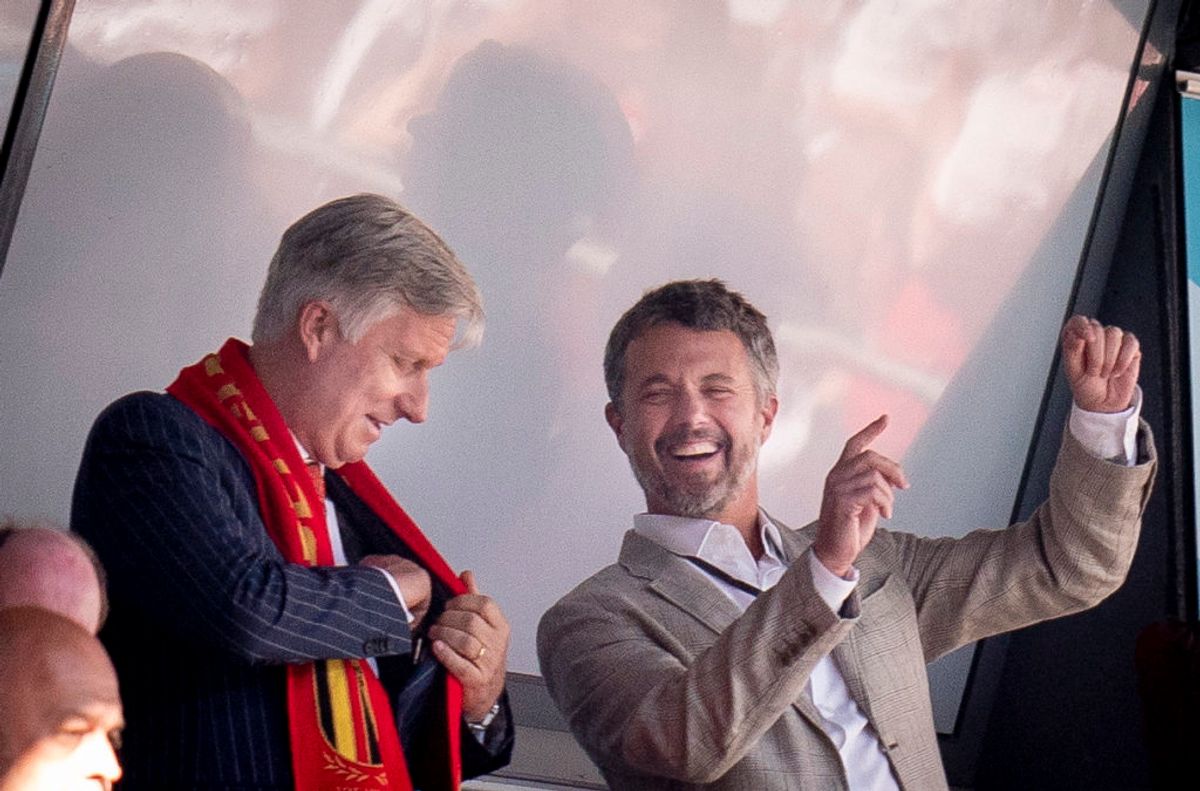 Kong Philippe af Belgien og Kronprins Frederik før EM-kampen mellem Danmark-Belgien i Parken, torsdag den 17. juni 2021. (Foto: Liselotte Sabroe/Ritzau Scanpix)