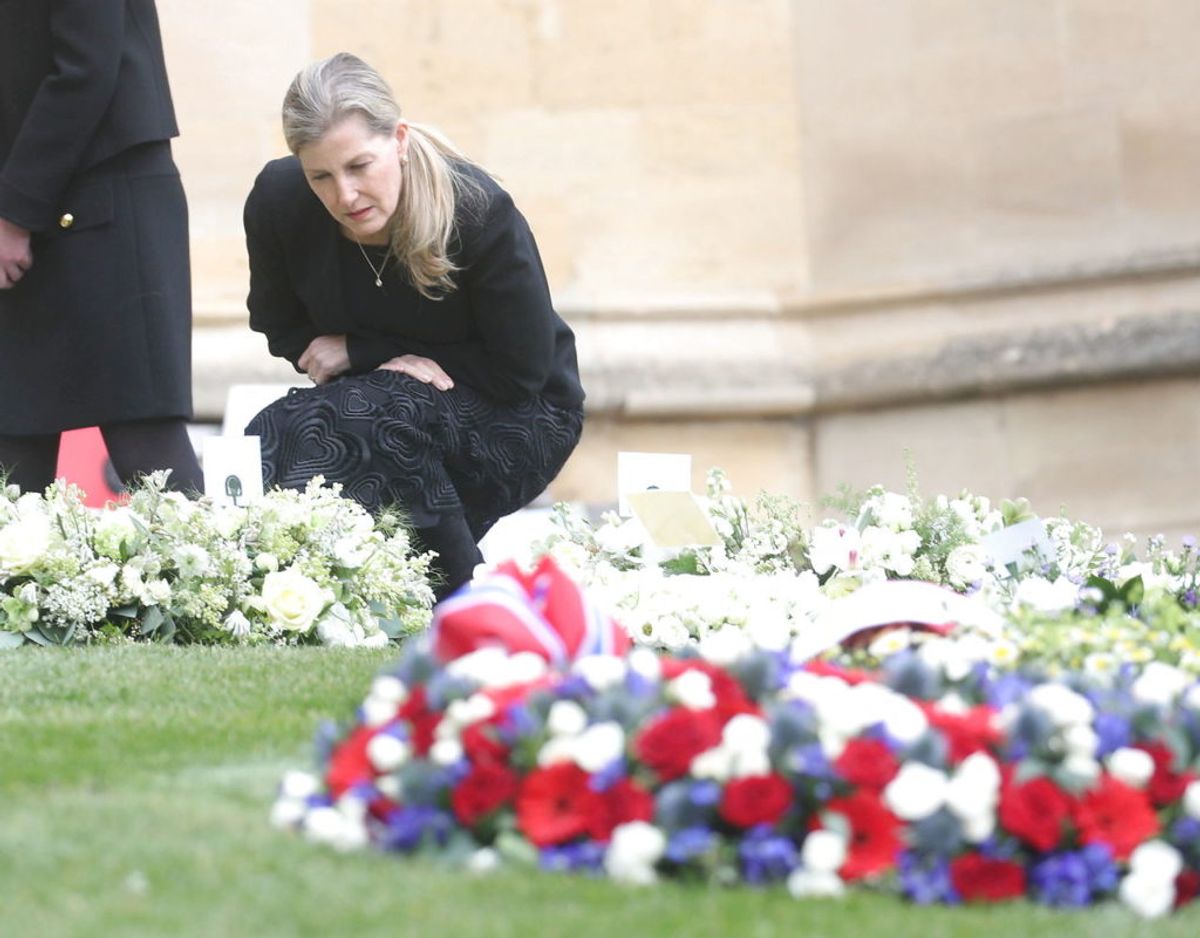 Grevinden ses her kigge på de mange blomster, der blev lagt ved Windsor Castle efter det kom frem, at prins Philip var gået bort. Foto: Scanpix/Steve Parsons/PA Wire/Pool via REUTERS/File Photo