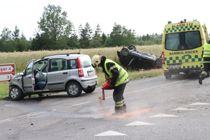 Bil fløj om på taget