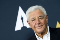 Far til superhelt er død