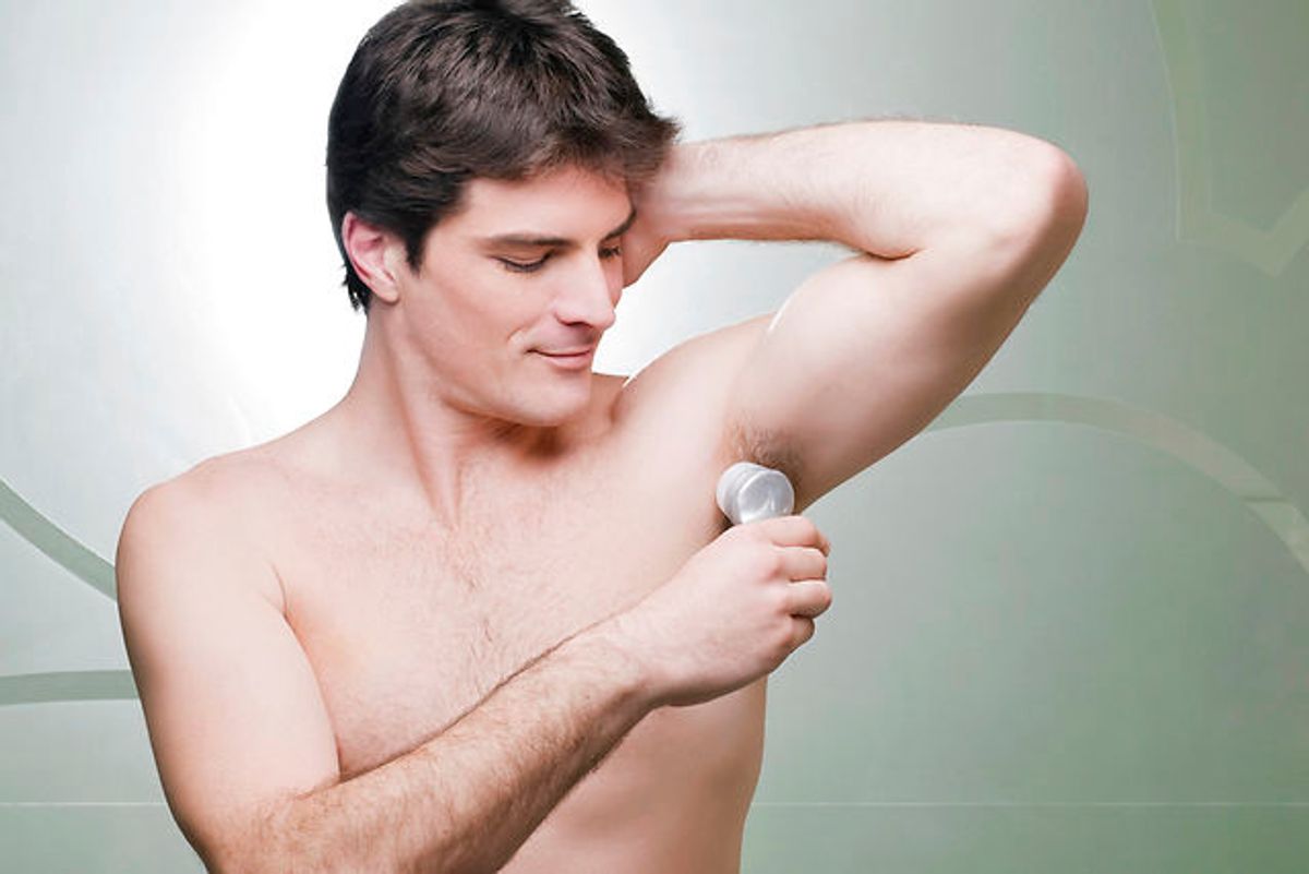 Du kan faktisk bruge din deodorant om aftenen - og så er den frisk hele dagen. Foto: Glowimages / Scanpix Glowimages
