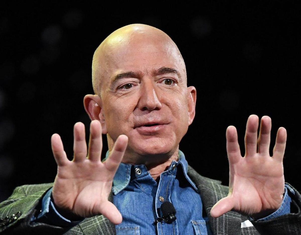 Bezos har udtalt, at han vil bruge mere tid på andre af sine investeringer – herunder avisen Washington Post og rumselskabet Blue Origin. Foto: Mark RALSTON / AFP