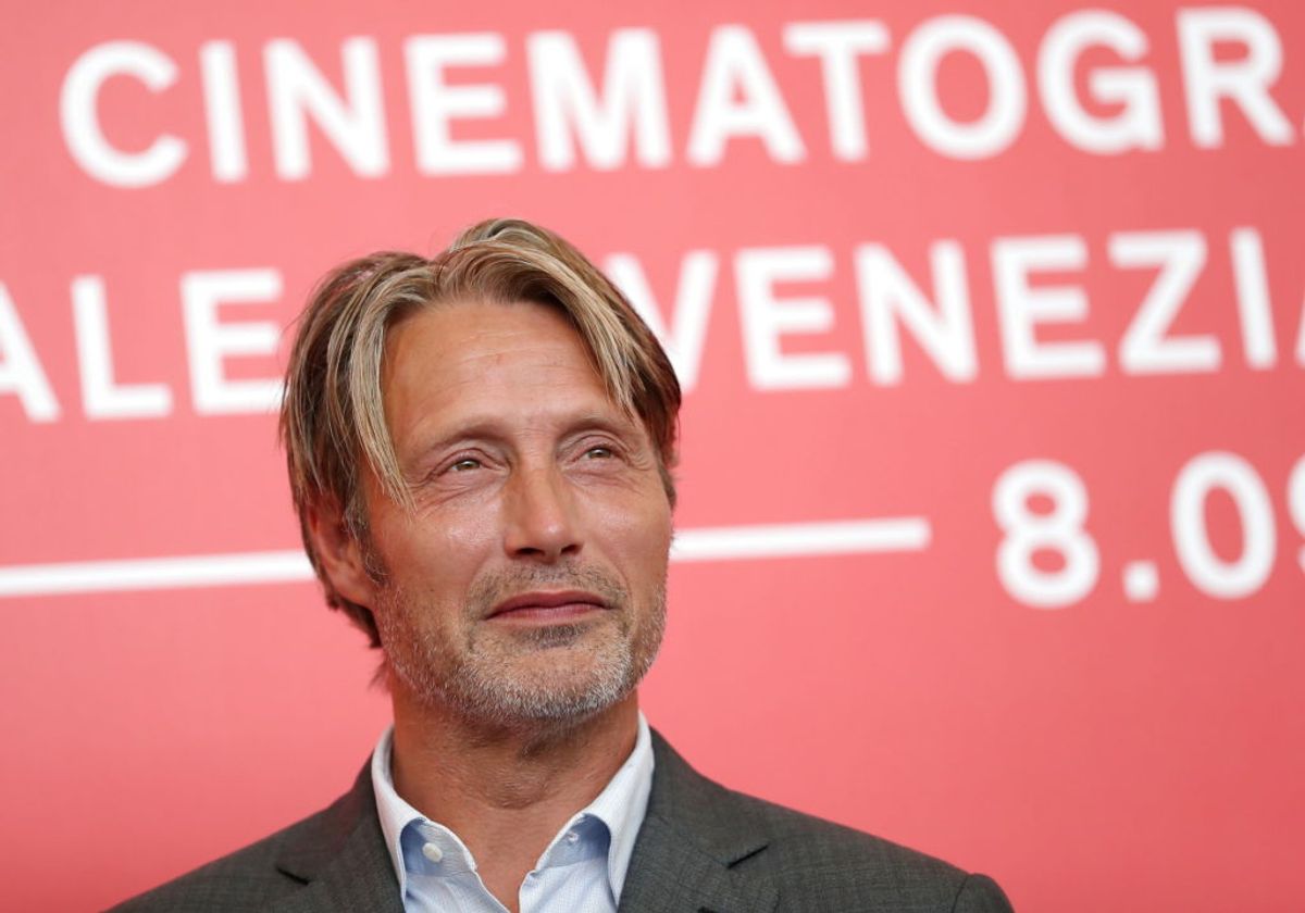 Det har i en periode været kendt, at Mads Mikkelsen skulle tage over for Johnny Depp, men nu sætter den danske filmstjerne selv ord på. Foto: REUTERS/Tony Gentile/File Photo