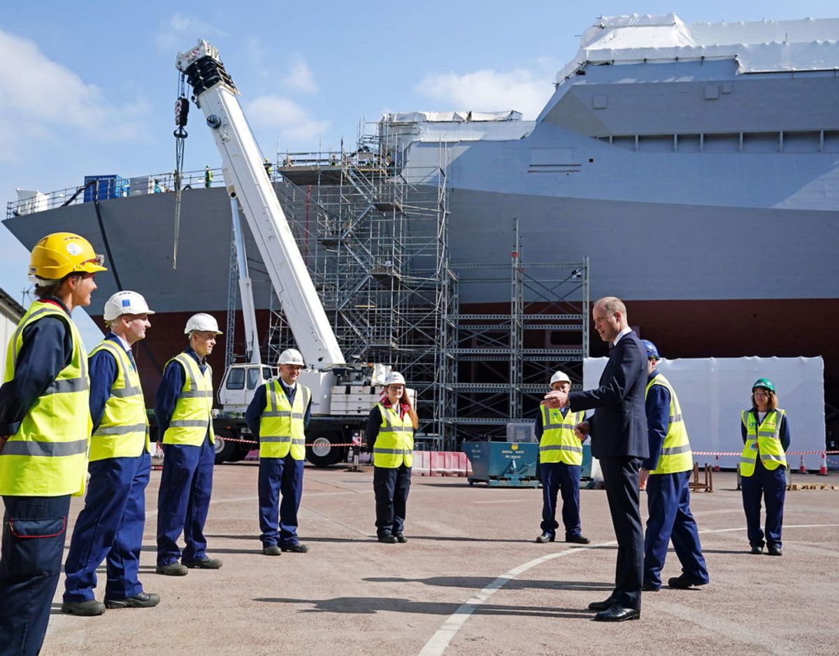 Prins William under besøget på skibsværftet. I baggrunden kan man se slagskibet HMS Glasgow, der er ved at blive bygget på værftet. Foto: Scanpix/Andrew Milligan/Pool via REUTERS