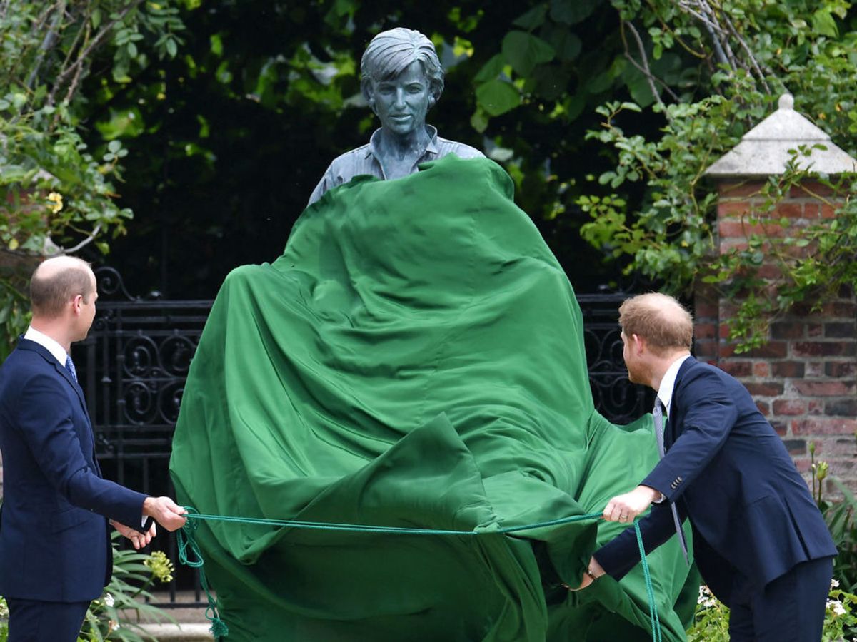 Prins William og prins Harry afslører statuen, som er rejst i Kensington Palace i London, hvor prinsesse Diana boede. Foto: Dominic Lipinski/Ritzau Scanpix