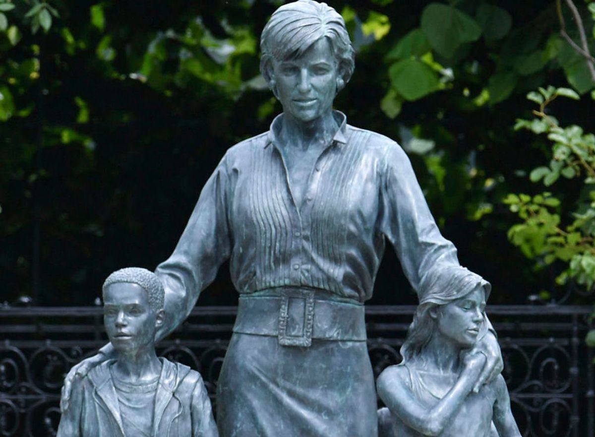 Prins William og prins Harry afslører statuen, som er rejst i Kensington Palace i London, hvor prinsesse Diana boede. Foto: Dominic Lipinski/Ritzau Scanpix