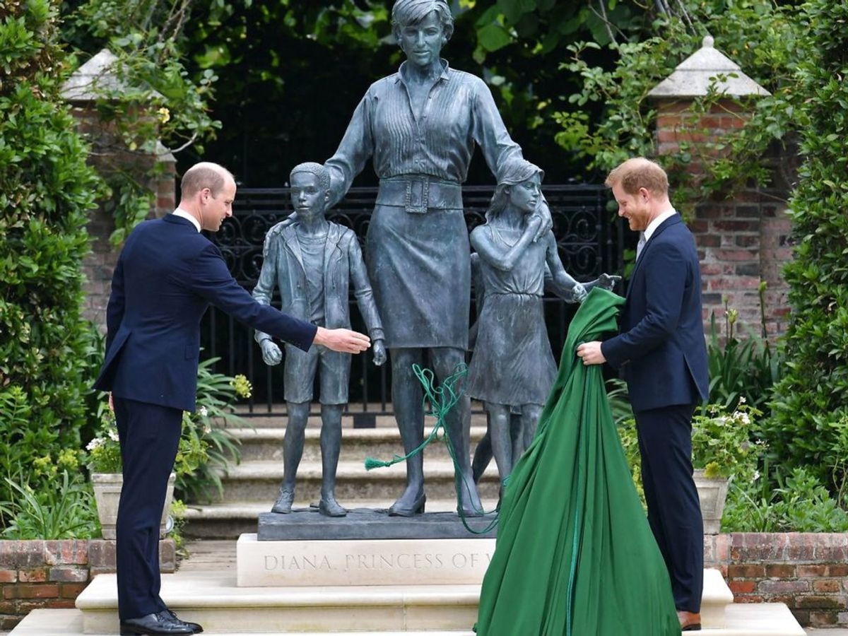 Prins William og prins Harry afslører statuen, som er rejst i Kensington Palace i London, hvor prinsesse Diana boede. Foto: Dominic Lipinski/Ritzau Scanpix