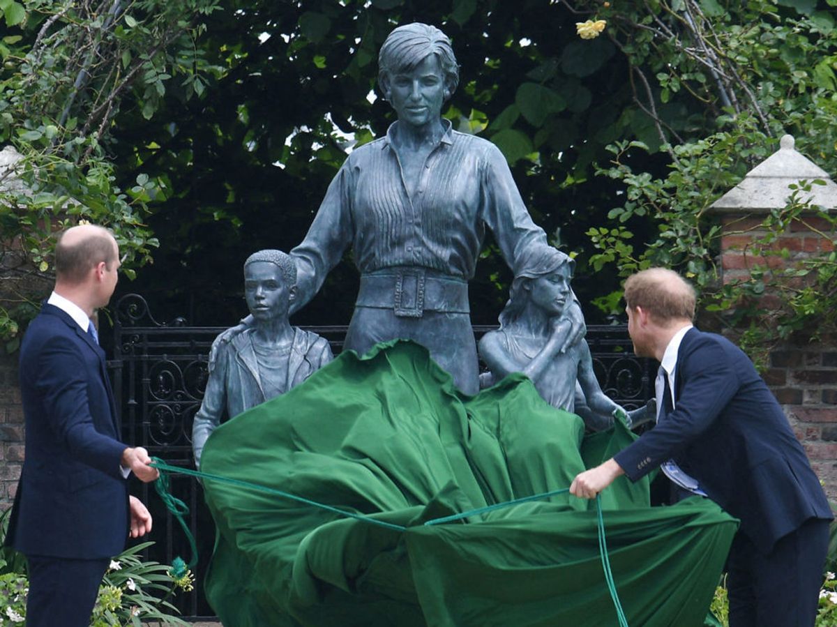 Prins William og prins Harry afslører statuen, som er rejst i Kensington Palace i London, hvor prinsesse Diana boede. Foto: Dominic Lipinski/Ritzau Scanpix