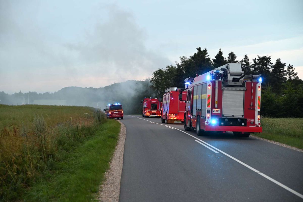 Natten til lørdag udbrød der brand i et ubeboet hus på en landejendom. Foto: Øxenholt Foto.