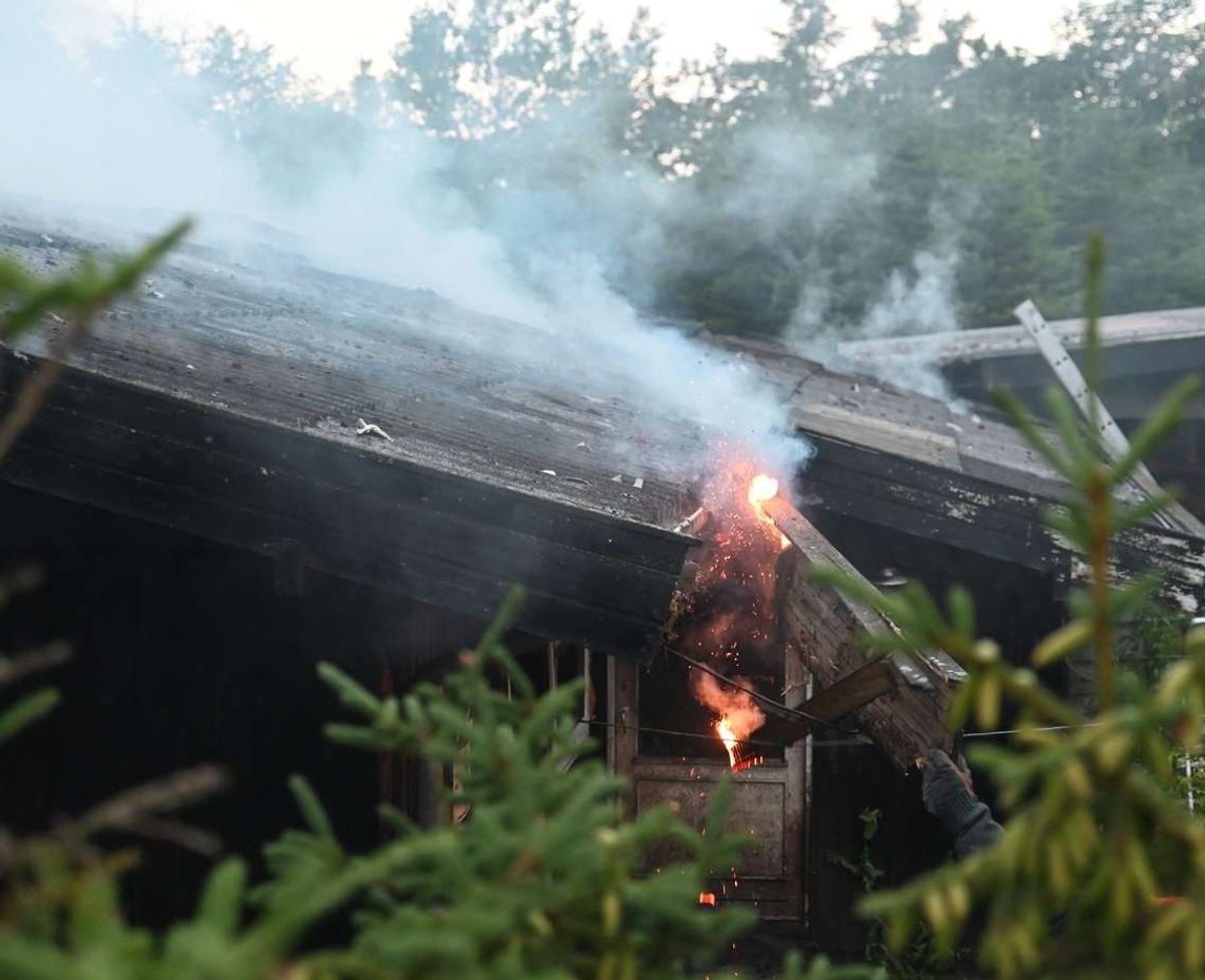 Natten til lørdag udbrød der brand i et ubeboet hus på en landejendom. Foto: Øxenholt Foto.