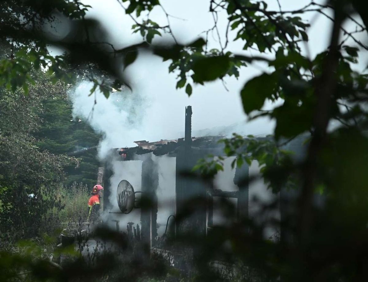 Politiet skal nu undersøge brandårsagen. Foto: Øxenholt Foto.