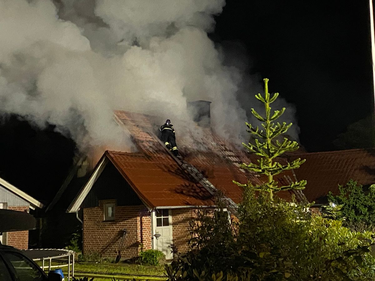 Det brænder i en bygning ved Jelling. Foto: Øxenholt Foto