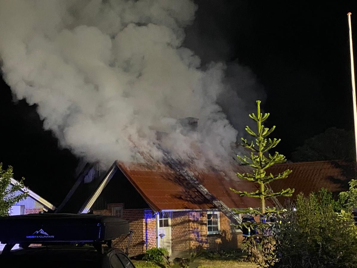 Det brænder i en bygning ved Jelling. Foto: Øxenholt Foto