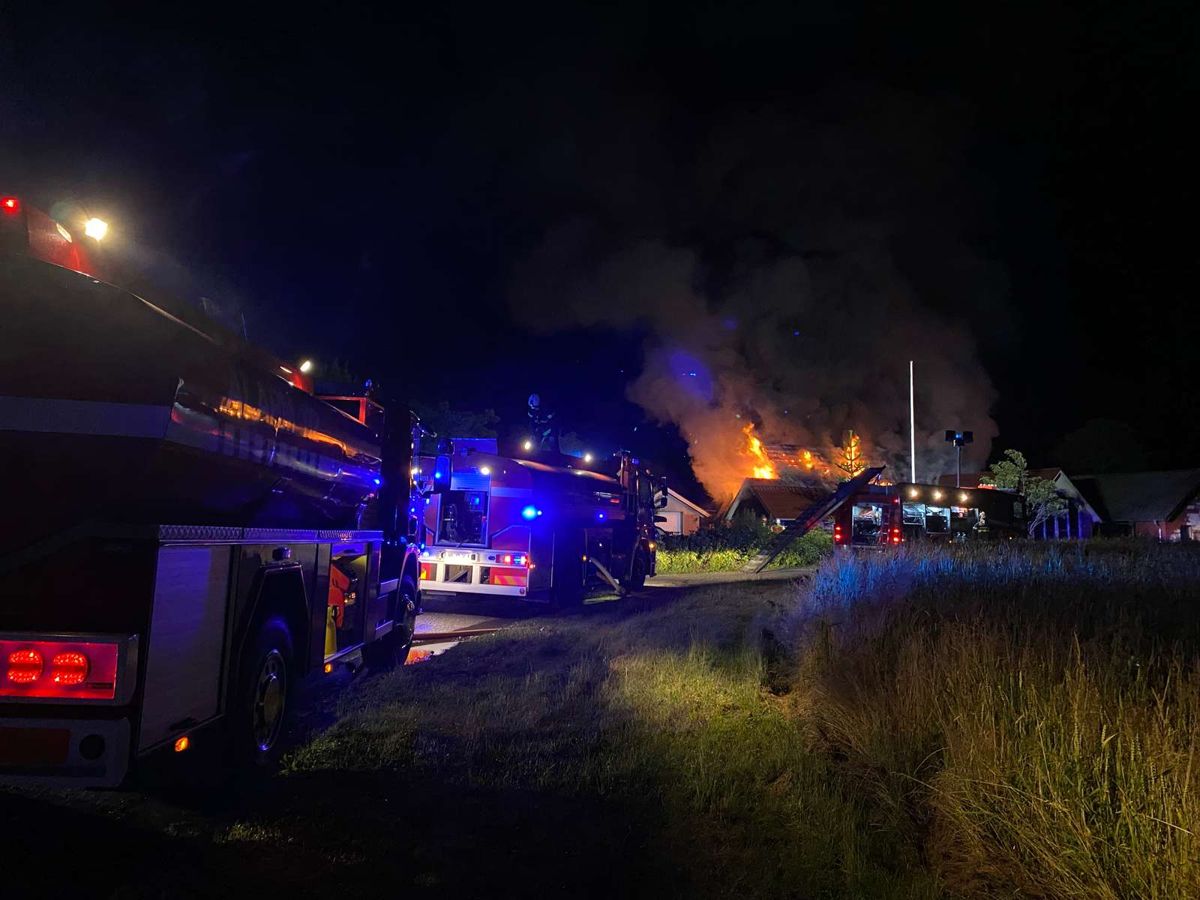 Det brænder i en bygning ved Jelling. Foto: Øxenholt Foto