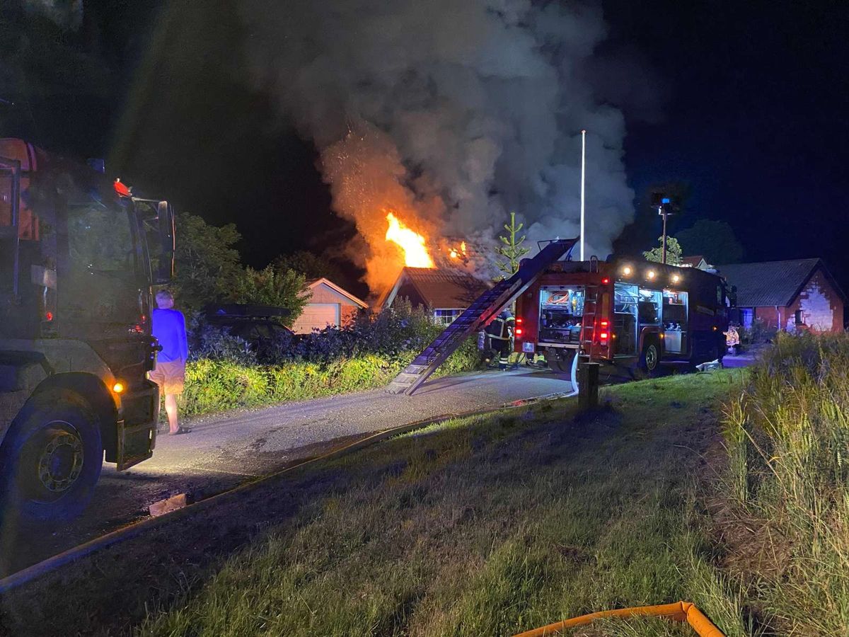 Det brænder i en bygning ved Jelling. Foto: Øxenholt Foto