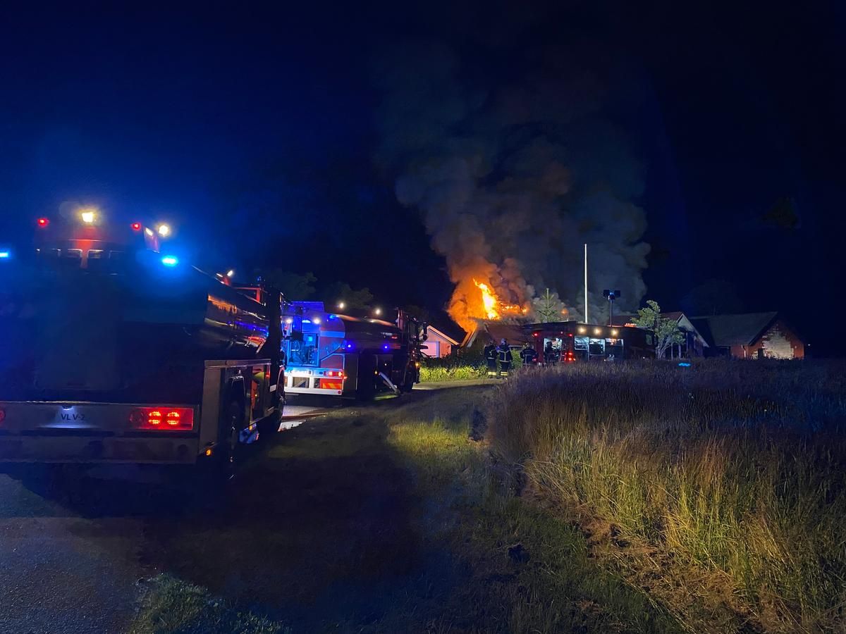 Det brænder i en bygning ved Jelling. Foto: Øxenholt Foto