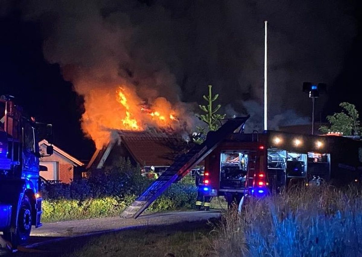 Det brænder i en bygning ved Jelling. Foto: Øxenholt Foto