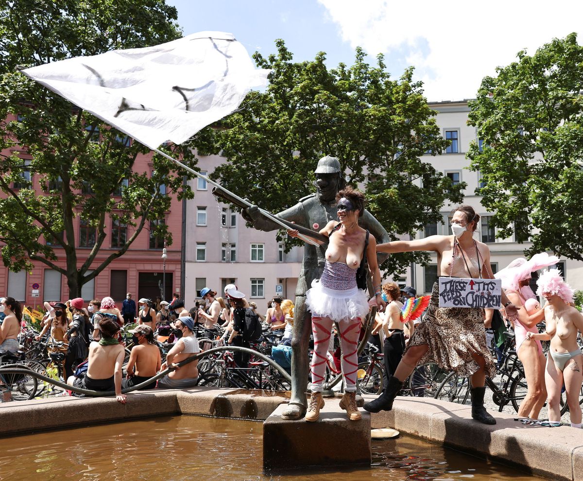 Efter en kvinde blev bedt om at dække sine bryster til i en offentlig park i Berlin, smed flere tøjet og hoppede på cyklerne i en demonstration for lighed for kroppe og køn. Foto: CHRISTIAN MANG/Ritzau Scanpix