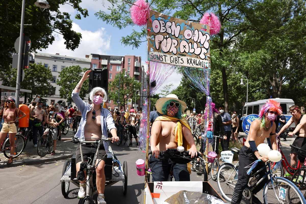 Efter en kvinde blev bedt om at dække sine bryster til i en offentlig park i Berlin, smed flere tøjet og hoppede på cyklerne i en demonstration for lighed for kroppe og køn. Foto: CHRISTIAN MANG/Ritzau Scanpix