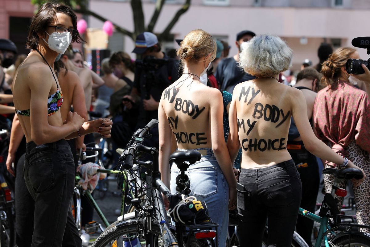 Efter en kvinde blev bedt om at dække sine bryster til i en offentlig park i Berlin, smed flere tøjet og hoppede på cyklerne i en demonstration for lighed for kroppe og køn. Foto: CHRISTIAN MANG/Ritzau Scanpix