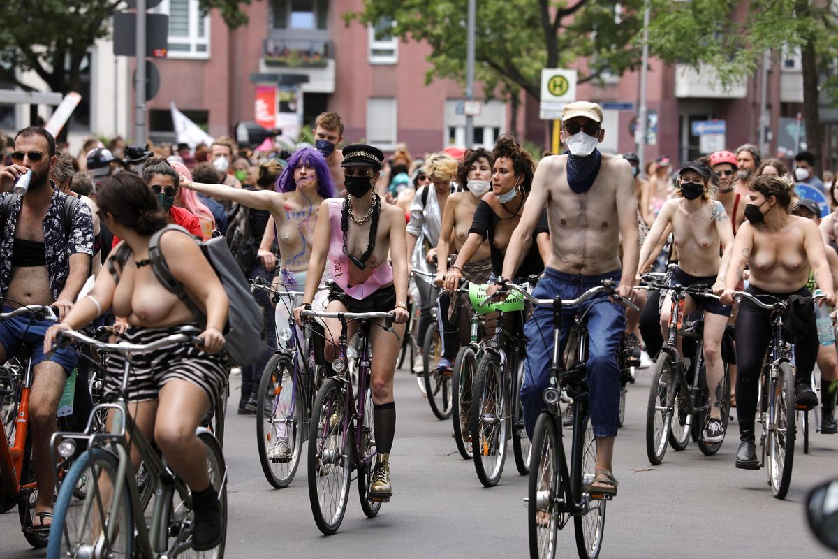 Efter en kvinde blev bedt om at dække sine bryster til i en offentlig park i Berlin, smed flere tøjet og hoppede på cyklerne i en demonstration for lighed for kroppe og køn. Foto: CHRISTIAN MANG/Ritzau Scanpix