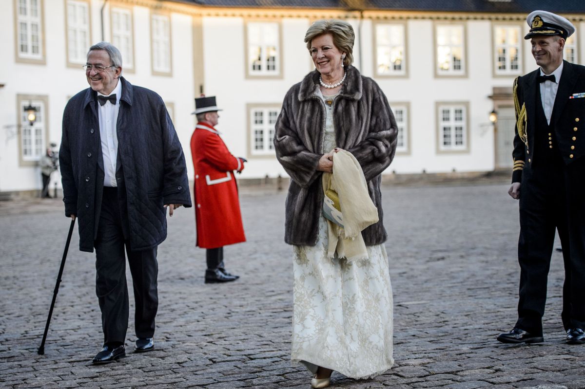 Ekskong Konstantin og eksdronning Anne-Marie ses her på Fredensborg Slot, da dronning Margrethe i 2015 fyldte 75. Parret lever i eksil i London. Nu viser det sig, at et af den græske kongefamiliens gamle slotte i Grækenland rummer en kæmpe skat af værdifuld vin og spiritus.