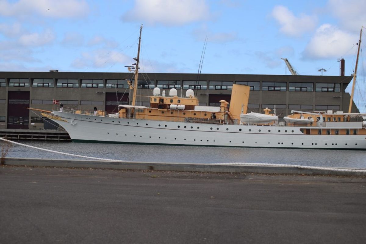 Dannebrog kom i problemer – og er her ankommet til Frederikshavn. Foto: Presse-fotos.dk.