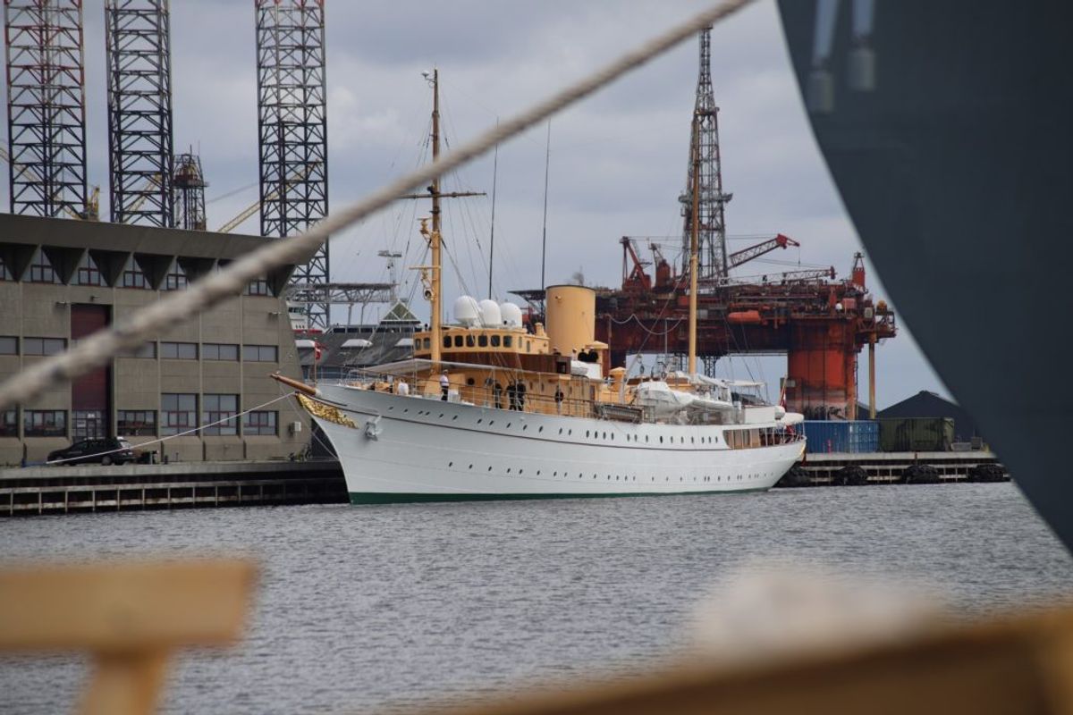 Dannebrog kom i problemer – og er her ankommet til Frederikshavn. Foto: Presse-fotos.dk.