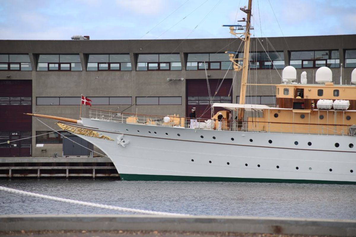 Dannebrog kom i problemer – og er her ankommet til Frederikshavn. Foto: Presse-fotos.dk.
