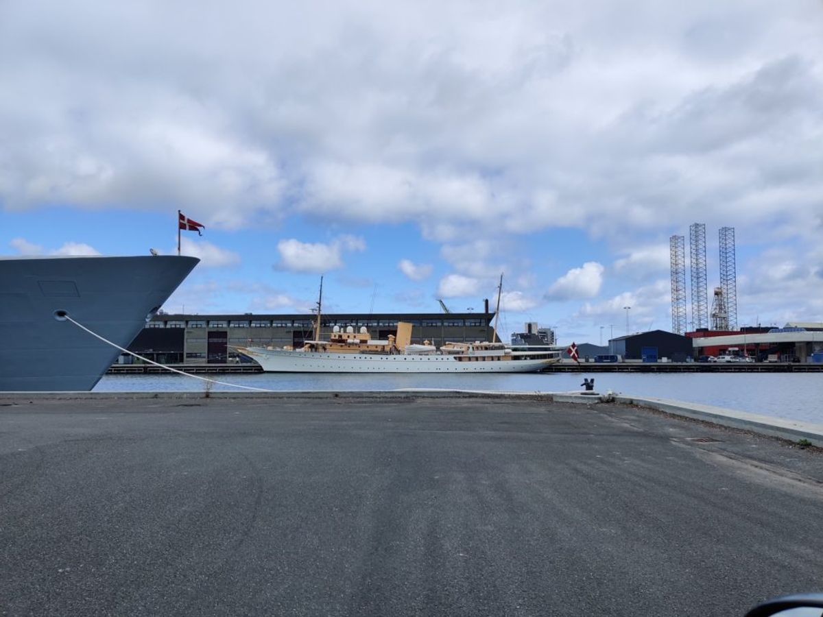 Dannebrog kom i problemer – og er her ankommet til Frederikshavn. Foto: Presse-fotos.dk.