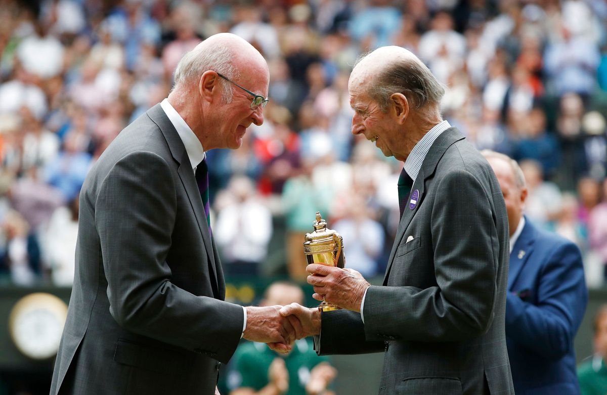 I 52 år har prins Edward været synonym med trofæoverrækkelse til Wimbledon, men nu er det slut. Til hans sidste overrækkelse fik han selv et hæderstrofæ. Foto: REUTERS/Paul Childs / Ritzau Scanpix