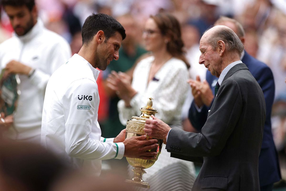Novak Djokovic blev den sidste spiller til at få et trofæ fra hertugen af Kent. Foto: Steven Paston / POOL / AFP / Ritzau Scanpix