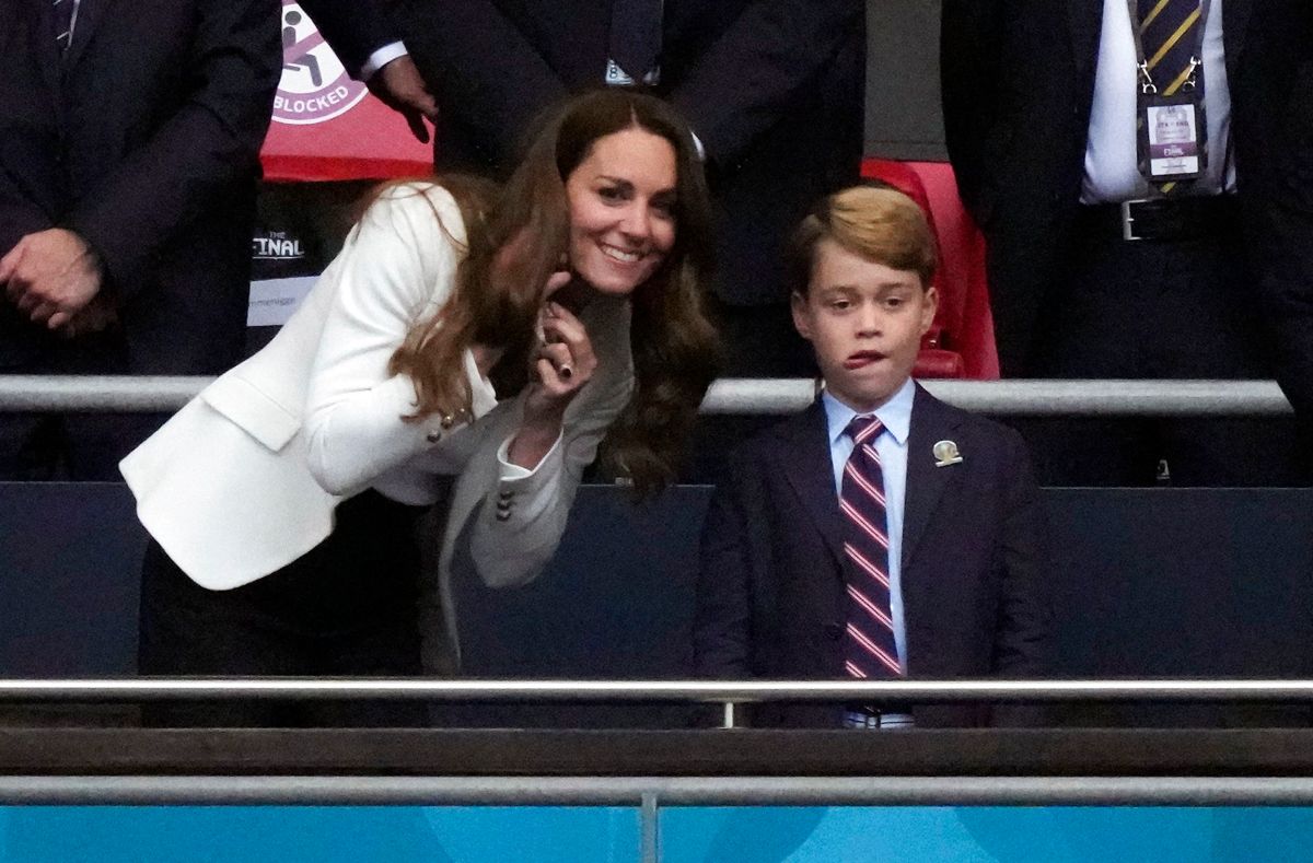 Ligner prins George sin mor, hertuginde Kate, mest?