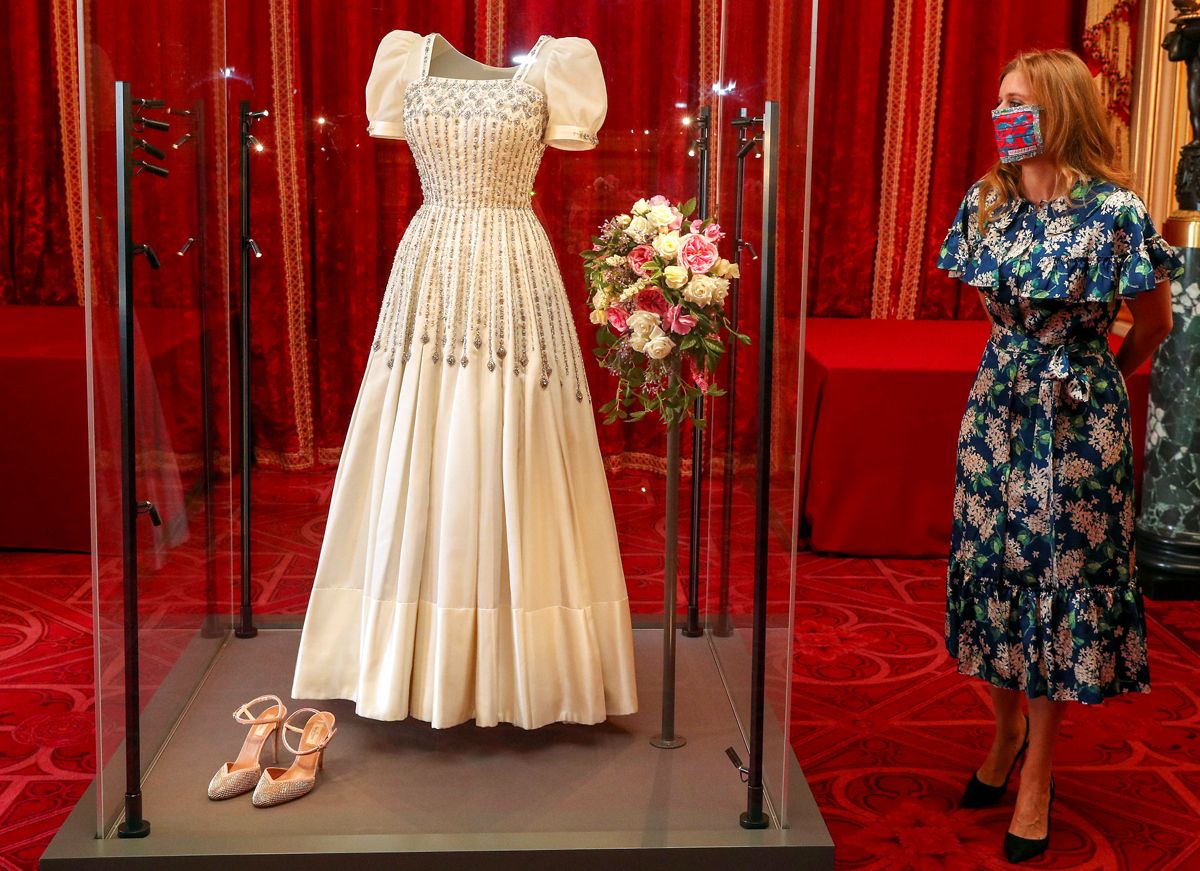Prinsesse Beatrice kunne efter sit bryllup få lov at se kjolen igen, da den var udstillet for offentligheden. Foto: Steve Parsons/PA Wire/Pool via REUTERS/Scanpix