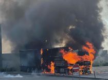 Lastbil i voldsomme flammer