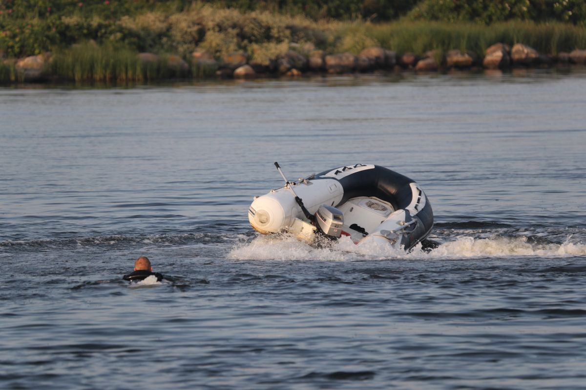 Manden svømmede ud til sin båd, der selv sejlede rundt på vandet. Foto: presse-fotos.dk