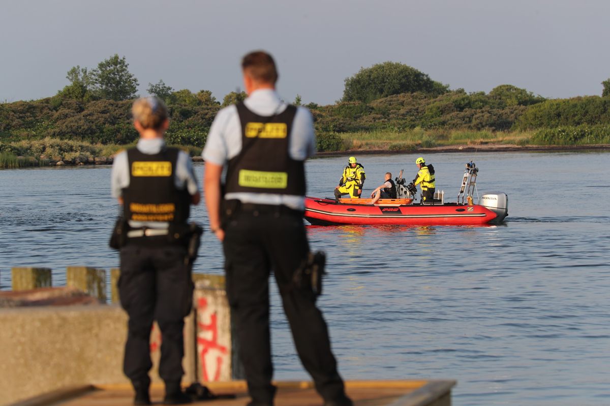 Politiet hentede ham på sin båd, kort efter de ankom. Foto: presse-fotos.dk