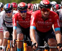 Politi stormer Tour de France hold