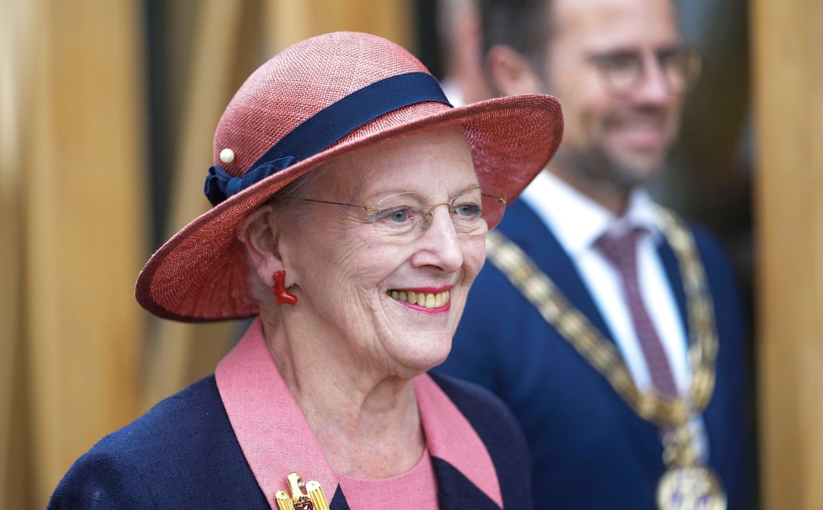 Efter motorstop og dårligt vejr er Dronning Margrethe ankommet til Færøerne.