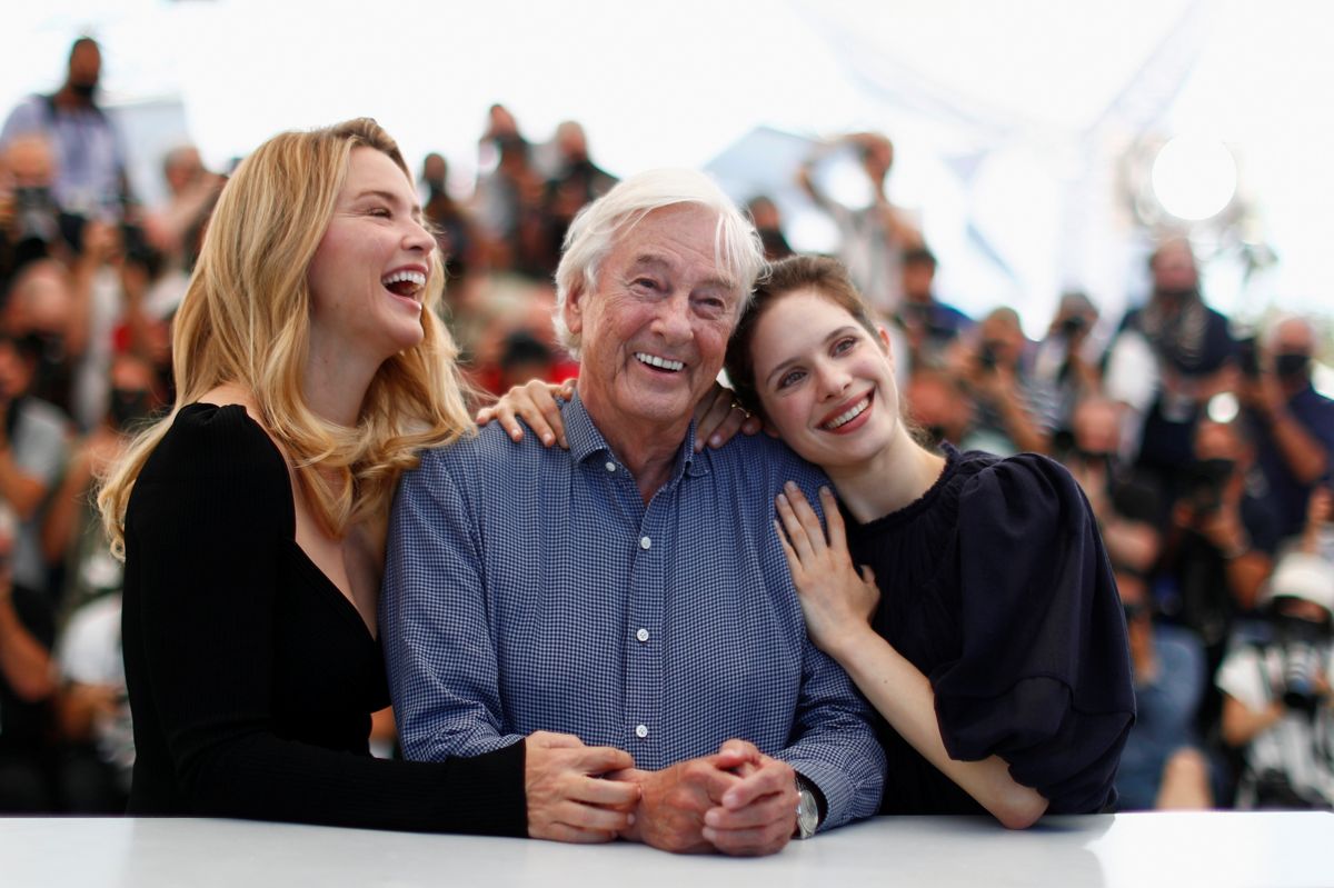 Instruktør Paul Verhoeven og skuespillerinderne Virginie Efira and Daphne Patakia gav filmkritikerne i Cannes noget at tale om med filmen "Benedetta", der foregår i et kloster, men langt fra er hellig.