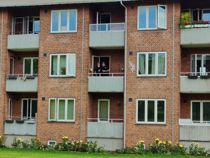 Kvinde styret ned fra altan