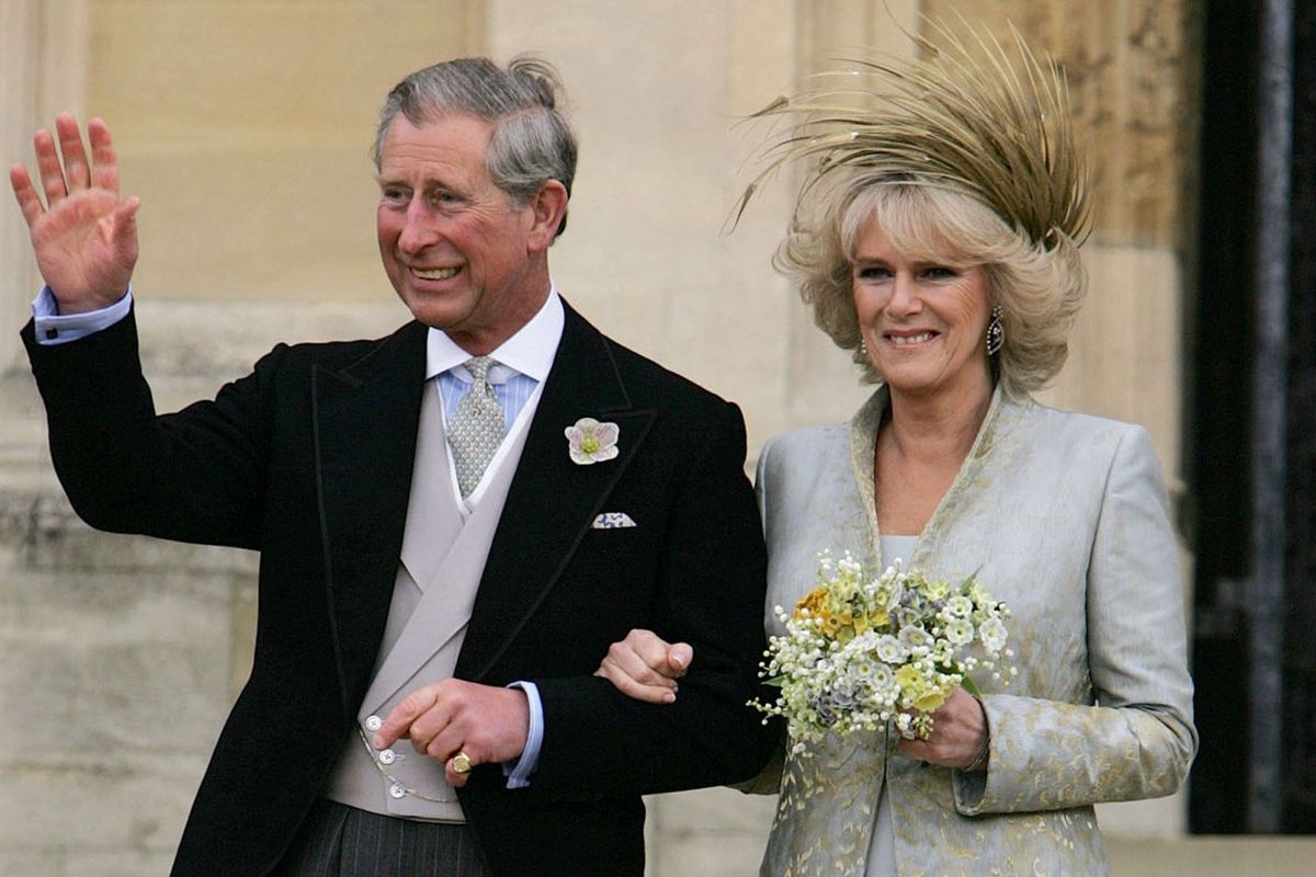 Hertuginde Camilla blev gift med Storbritanniens tronarving, prins Charles, i april 2005. Efter parret havde sagt ja til hinanden, fortsatte fejringen ved en reception, som prinsens mor og hertugindens svigermor, dronning Elizabeth, var vært for. Her blev der ifølge BBC serveret sandwich med æg og karse, scones og andre traditionelle britiske småretter. (Arkivfoto)