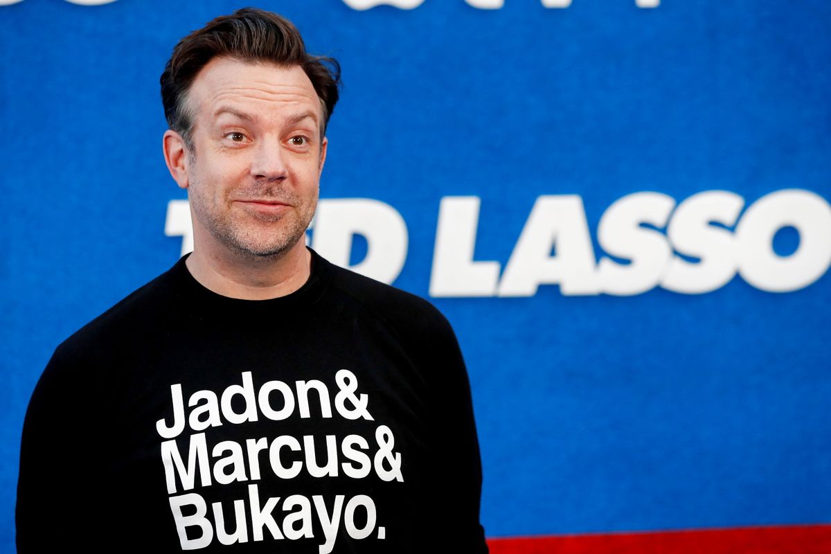"Jadon & Marcus & Bukayo" stod der på Sudeikis' trøje. De tre englændere har oplevet meget racisme på nettet, efter de brændte straffespark i EM-finalen. Foto: REUTERS/Mario Anzuoni