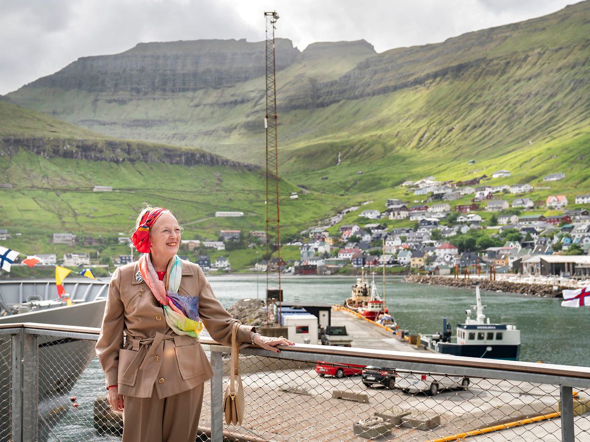 Dronning Margrethe besøger Færøerne. Her er hun i Fuglafjørður, og besøger Framherja.