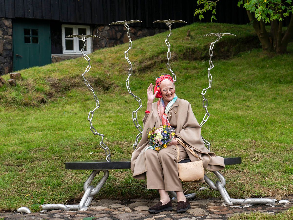 Margrethe besøgte "Dronningebænken" i Miðstaðarlundin.