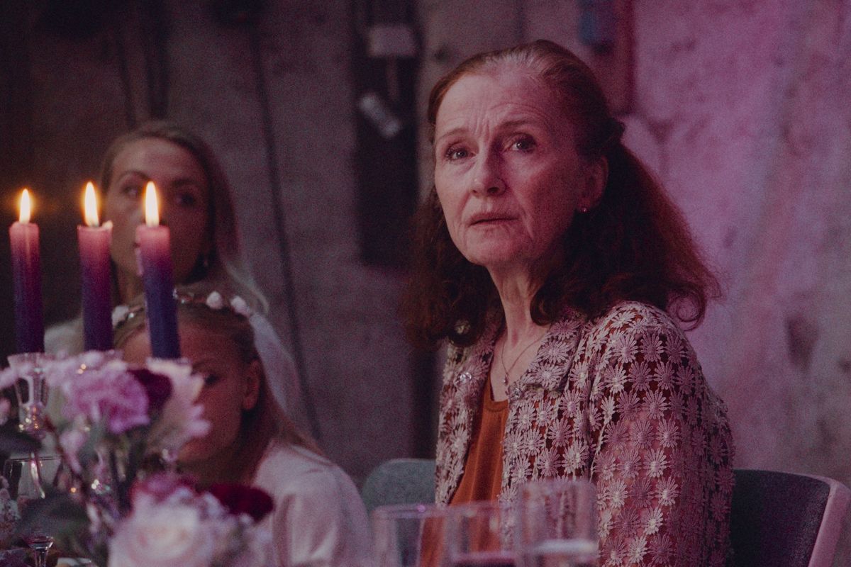 I filmen "Hvor kragerne vender" spiller Bodil Jørgensen mor til Laura, som er flyttet fra kvægfarmen til storbyen, og det slår gnister, da datteren vender hjem til sin brors bryllup i provinsen. (Stillfoto)